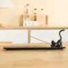 Incensário em cerâmica com escultura de gato preto para incensos de vareta.
