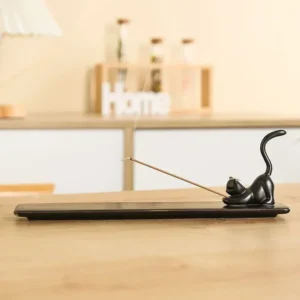 Incensário em cerâmica com escultura de gato preto para incensos de vareta.