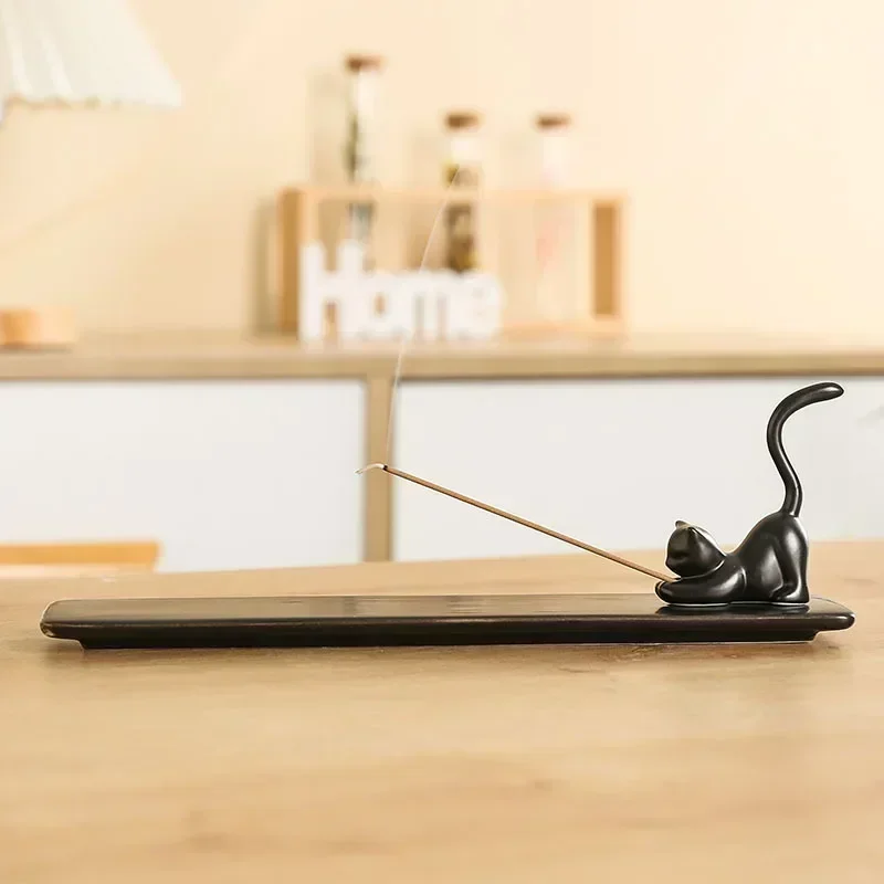 Incensário em cerâmica com escultura de gato preto para incensos de vareta.
