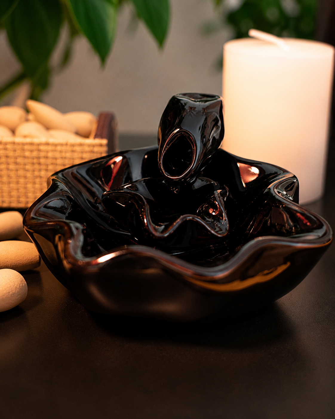 Incensário cascata decorativo flor de lótus produzido em cerâmica com efeito visual de fumaça descendente.
