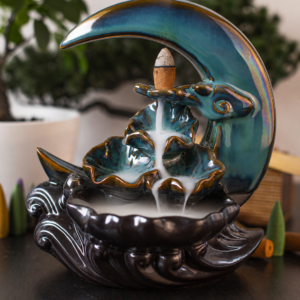 Incensário cascata decorativo lua crescente de cerâmica com efeito visual de água corrente para aromaterapia.