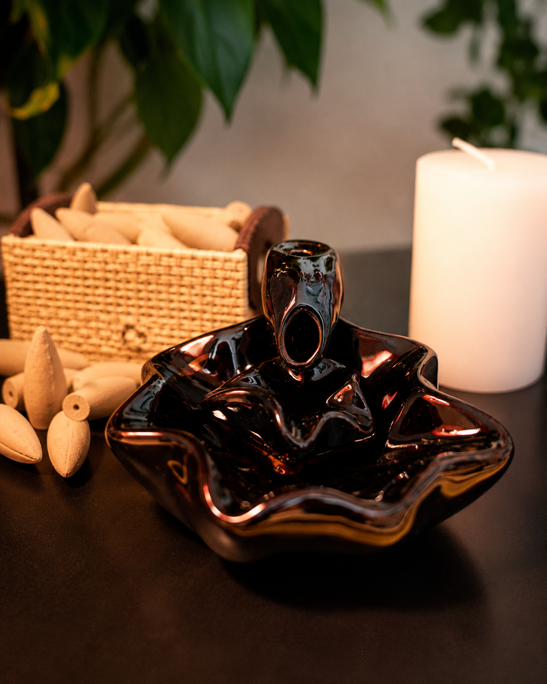 Incensário cascata decorativo flor de lótus produzido em cerâmica com efeito visual de fumaça descendente.