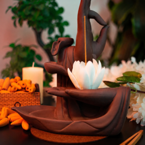 Incensário decorativo de cerâmica com mãos de Buda sustentando uma flor de lótus para incenso graveto.
