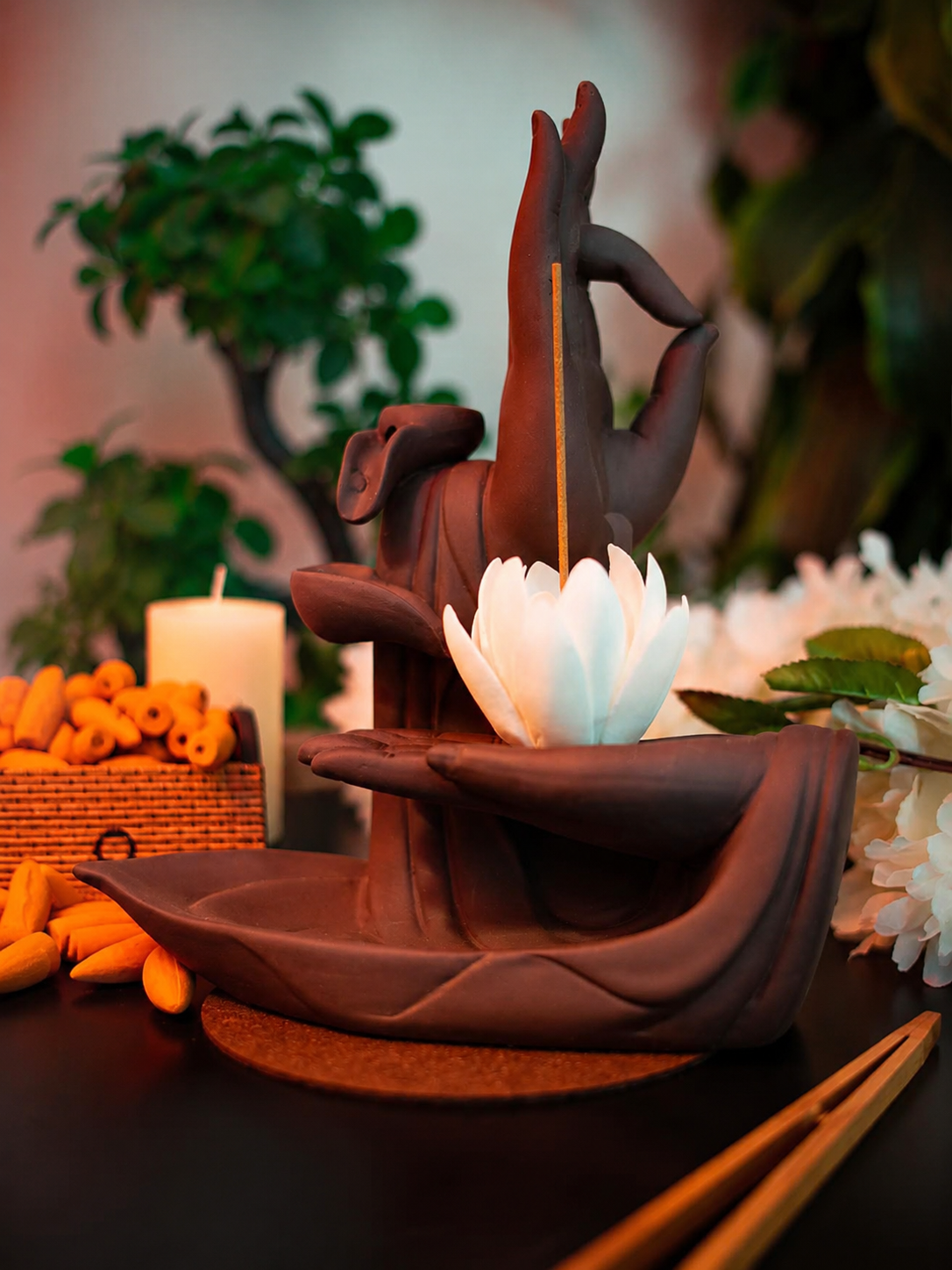 Incensário decorativo de cerâmica com mãos de Buda sustentando uma flor de lótus para incenso graveto.