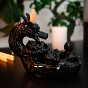Incensário cascata decorativo dragão de resina com efeito visual de fumaça descendente para aromaterapia.