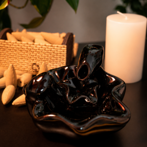 Incensário cascata decorativo flor de lótus produzido em cerâmica com efeito visual de fumaça descendente.