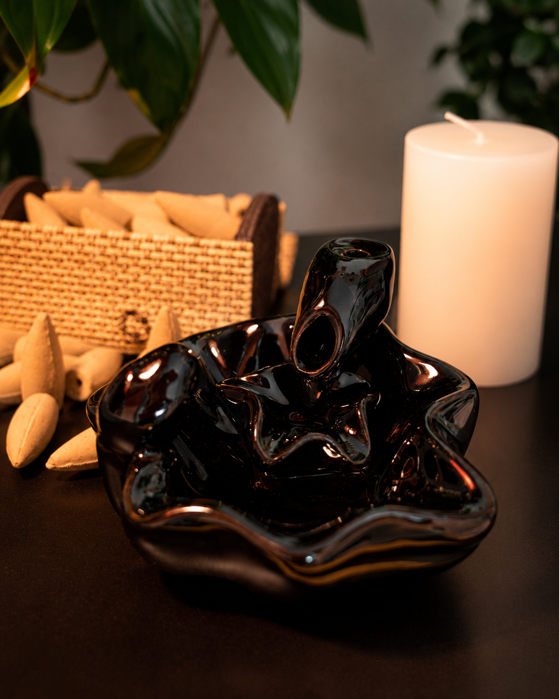 Incensário cascata decorativo flor de lótus produzido em cerâmica com efeito visual de fumaça descendente.