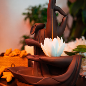 Incensário decorativo de cerâmica com mãos de Buda sustentando uma flor de lótus para incenso graveto.