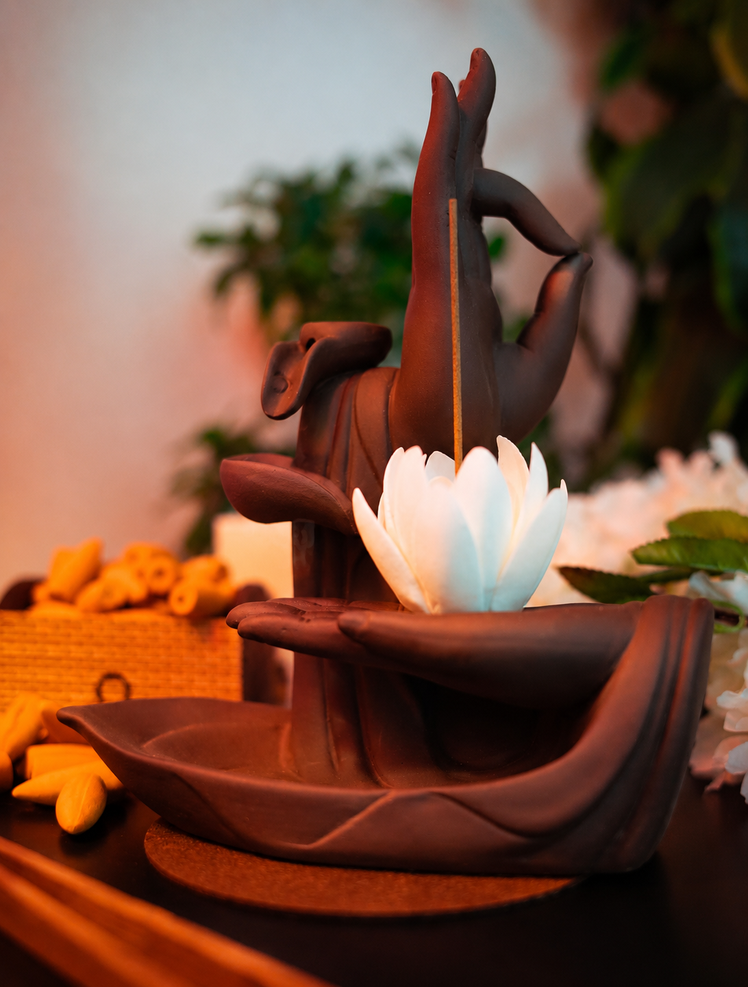 Incensário decorativo de cerâmica com mãos de Buda sustentando uma flor de lótus para incenso graveto.