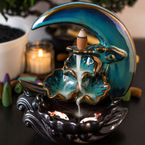 Incensário cascata decorativo lua crescente de cerâmica com efeito visual de água corrente para aromaterapia.