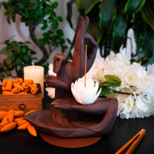 Incensário decorativo de cerâmica com mãos de Buda sustentando uma flor de lótus para incenso graveto.