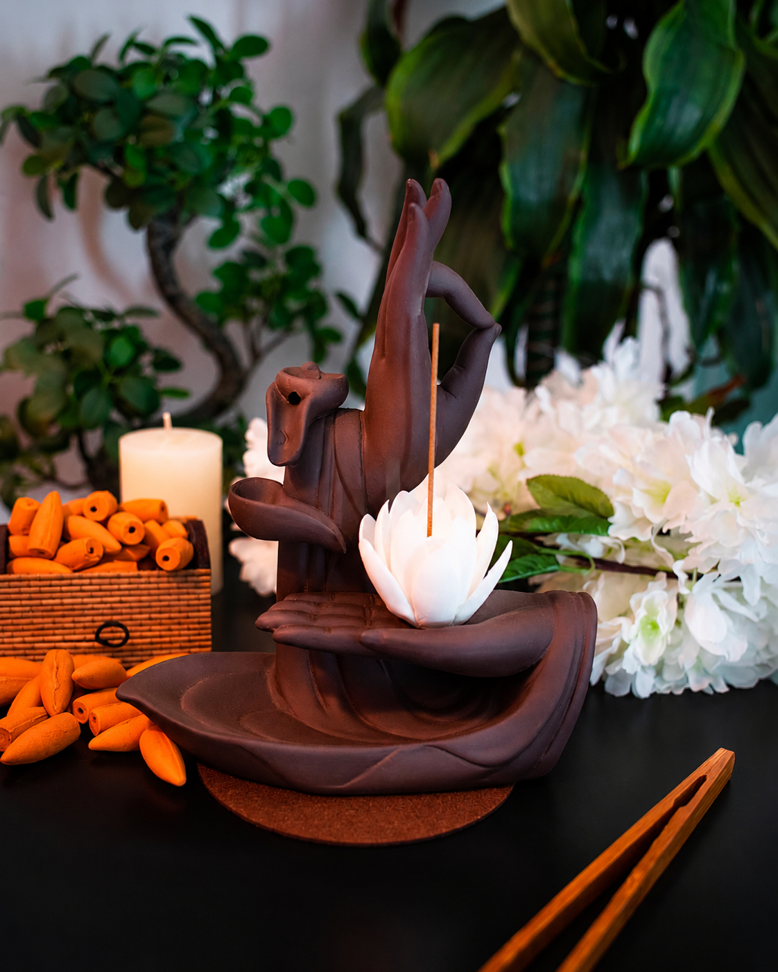 Incensário decorativo de cerâmica com mãos de Buda sustentando uma flor de lótus para incenso graveto.