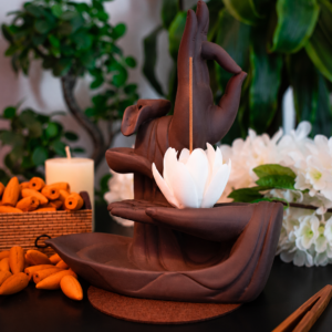 Incensário decorativo de cerâmica com mãos de Buda sustentando uma flor de lótus para incenso graveto.