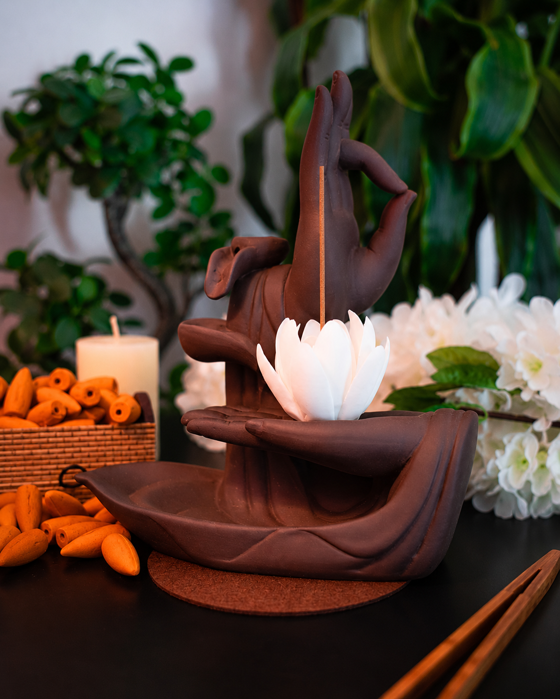 Incensário decorativo de cerâmica com mãos de Buda sustentando uma flor de lótus para incenso graveto.