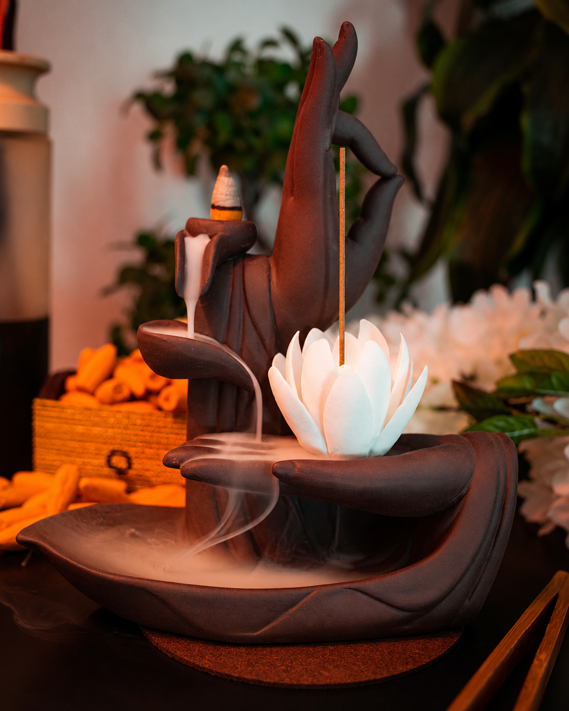 Incensário Decorativo Mãos de Buda com Flor de Lótus de Cerâmica