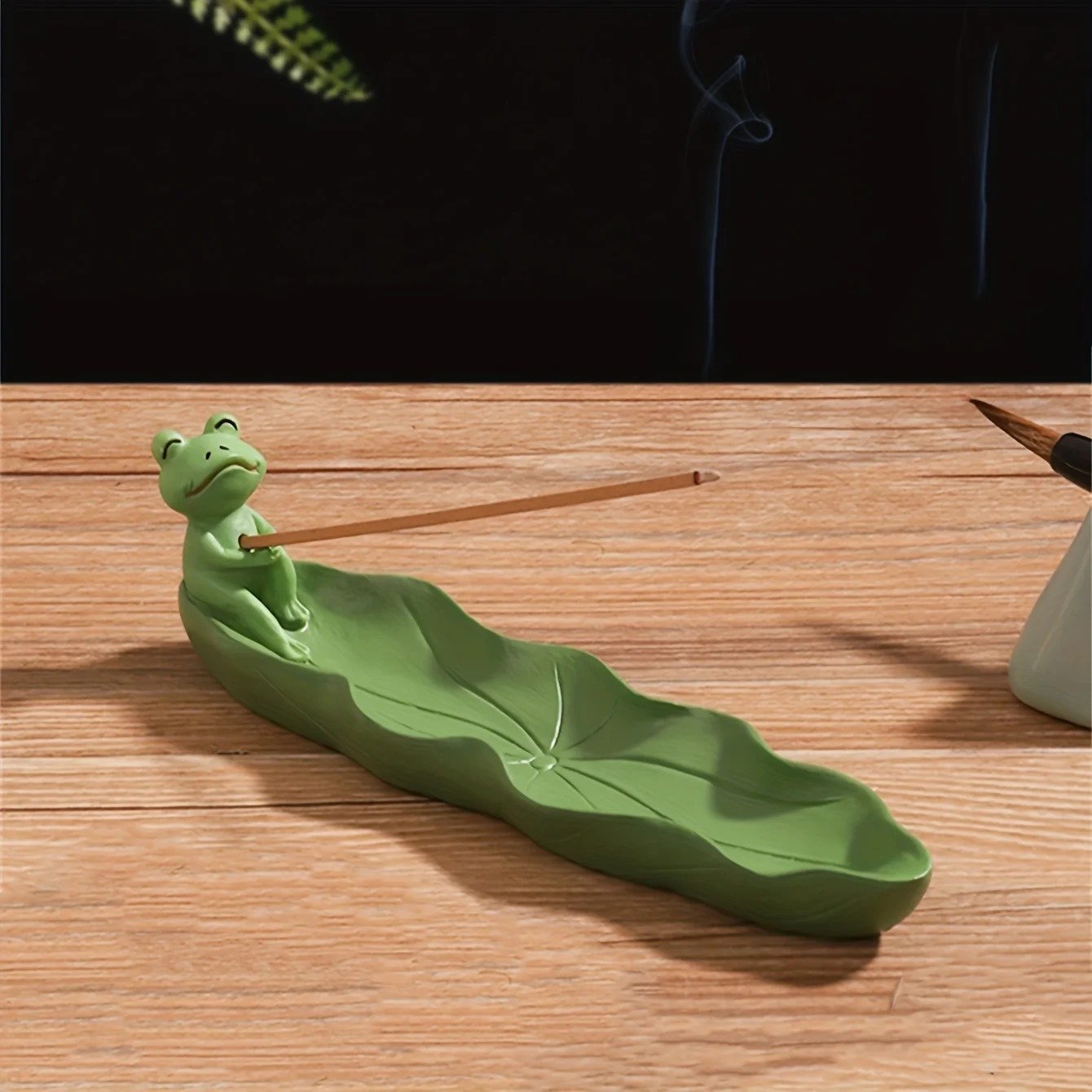 Incensário em formato de folha de lótus verde com sapo decorativo para incenso de vareta.