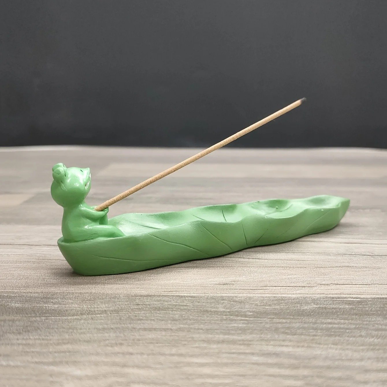Incensário em formato de folha de lótus verde com sapo decorativo para incenso de vareta.