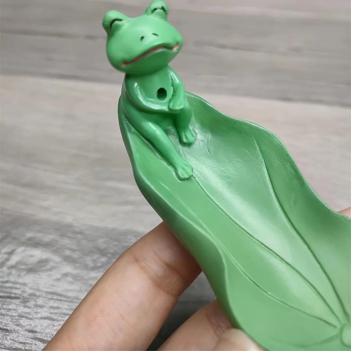 Incensário em formato de folha de lótus verde com sapo decorativo para incenso de vareta.